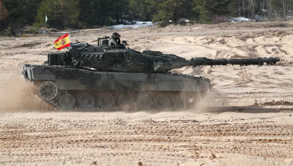 Uno de los Leopardo españoles durante un ejercicio en Letonia