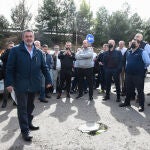 El presidente de la Confederación Taxis Autónomos y de Federación Profesional Taxi Madrid, Julio Sanz (i), junto a los taxistas