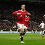 Cristiano Ronaldo celebra el tercero de los goles que le ha marcado al Tottenham en Old Trafford
