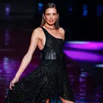 La modelo Nieves Alvarez luce una creación de "Lola Casademunt" en la pasarela de la colección durante la Pasarela Cibeles Mercedes-Benz Fashion Week Madrid 2022 en Madrid, el sábado 11 de marzo de 2022.
