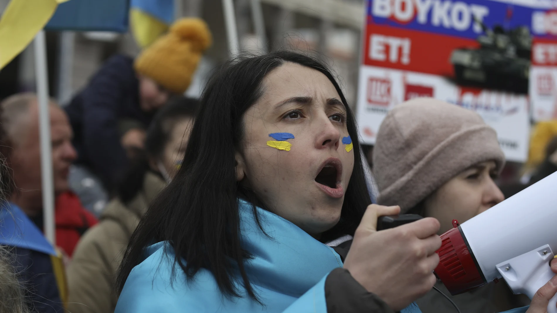 Decenas de personas en una manifestación en Turquía contra Putin