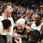 Gregg Popovich recibe la felicitación de sus jugadores