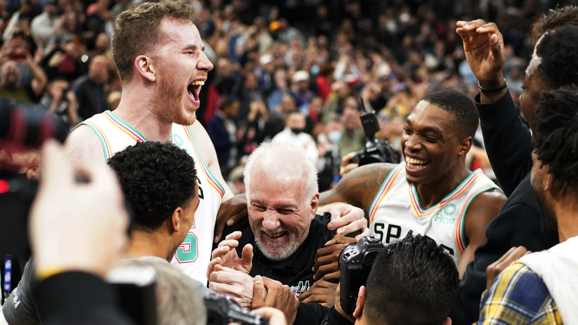 Gregg Popovich recibe la felicitación de sus jugadores