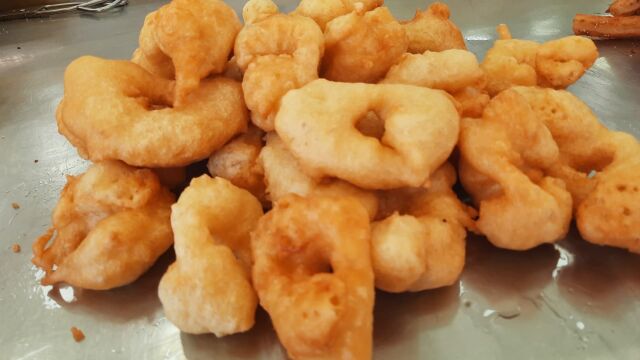 Los buñuelos y el chocolate caliente acompañan a los días de Fallas
