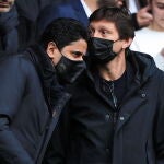 Nasser Al-Khelaïfi y Leonardo, en el palco del Parque de los Príncipes durante el PSG-Burdeos.