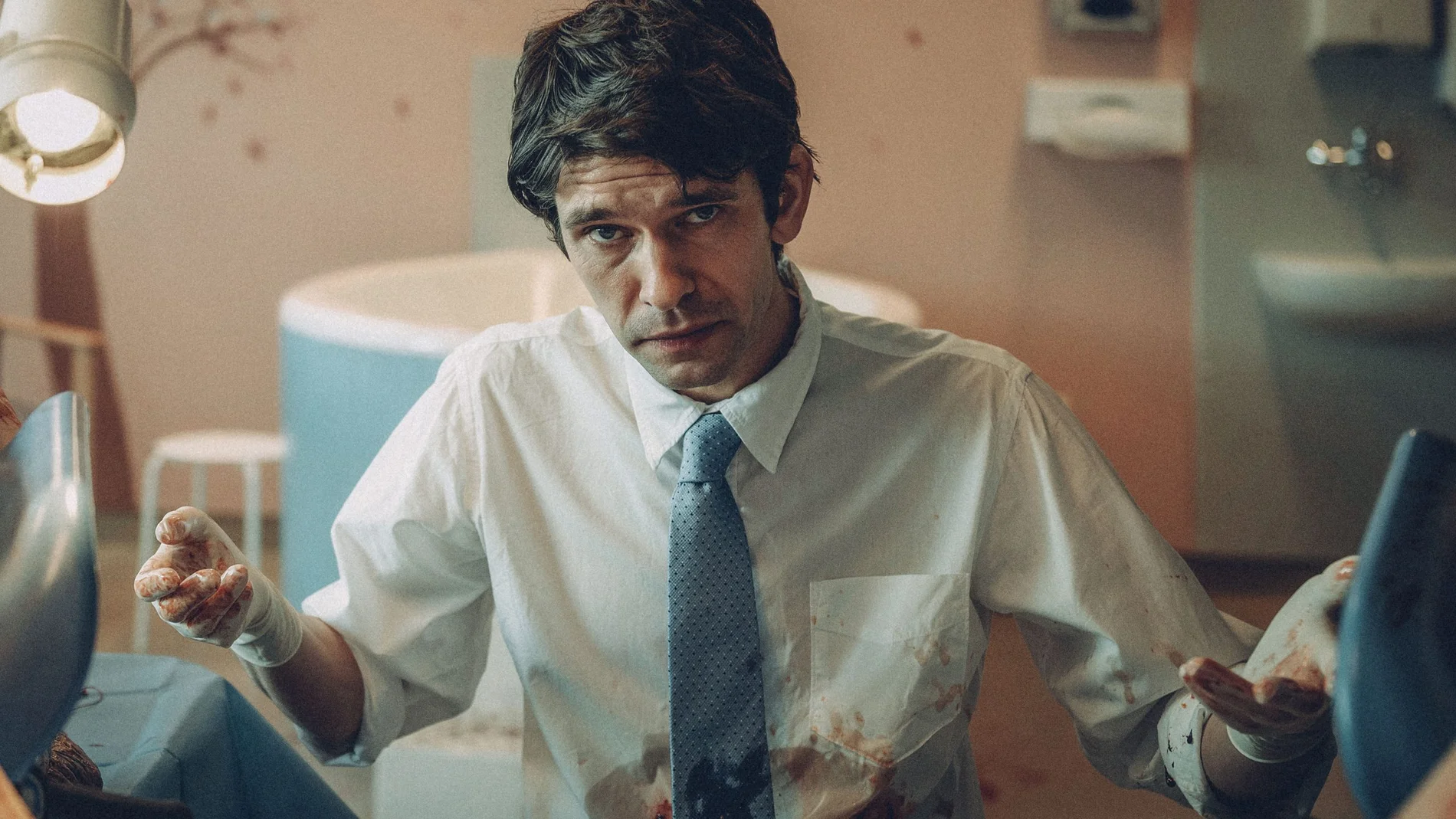 Ben Whishaw encuentra en Adam el papel perfecto para su impecable manera de actuar