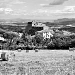La Toscana es una de las regiones más inspiradoras de Europa y, ahora, lugar escogido por Ilia Galán (en la imagen de abajo) en su nueva obra