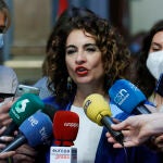 La ministra de Hacienda y Función Pública, María Jesús Montero, atiende a los medios de comunicación