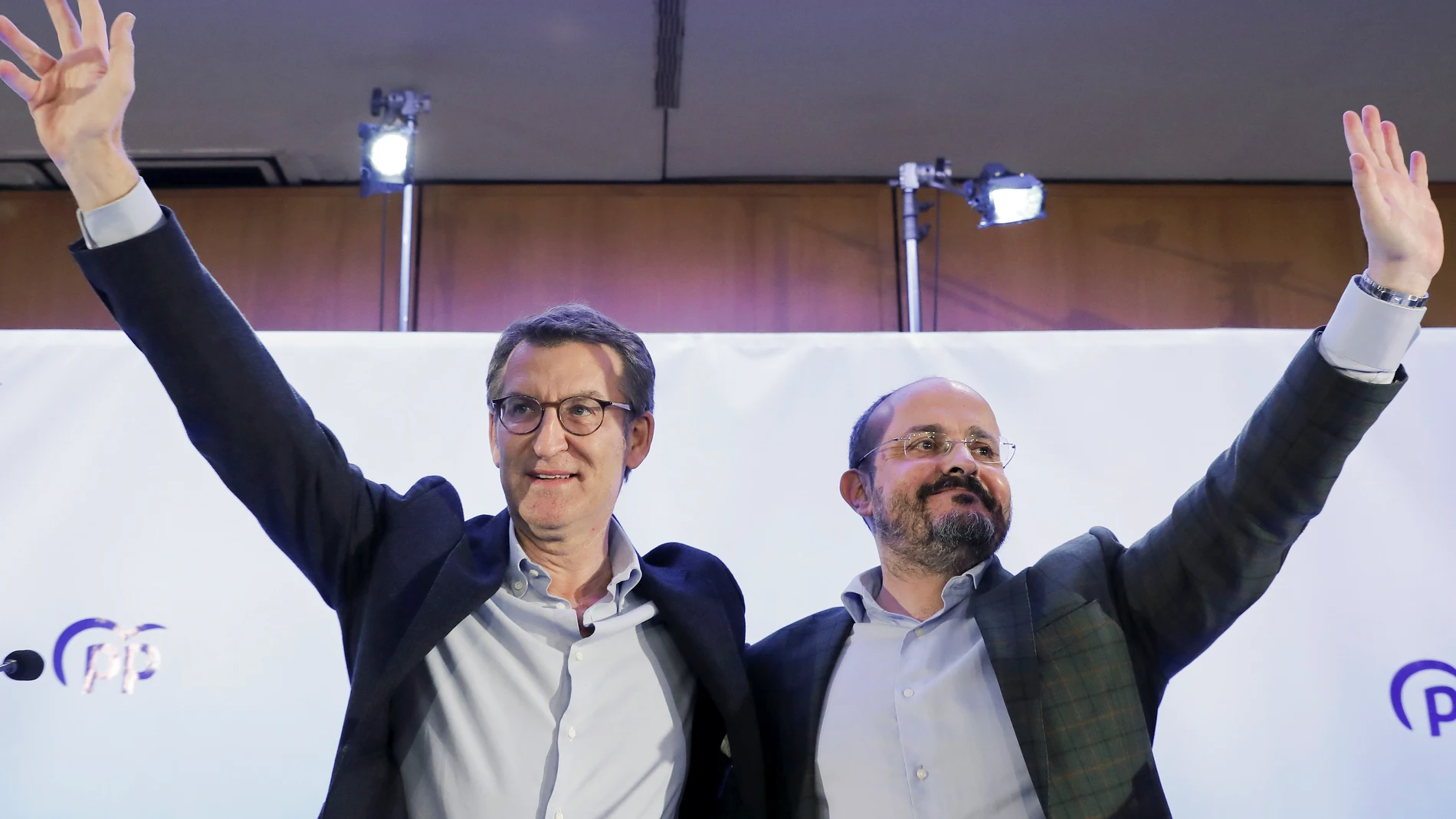 Alberto Núñez Feijóo, presidente de la Xunta de Galicia y candidato a liderar el Partido Popular en sustitución de Pablo Casado, durante el acto político protagonizado esta tarde en Barcelona, en el que estuvo acompañado por el presidente del PP de Cataluña, Alejandro Fernández.