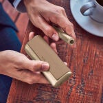 Nuevo modelo de IQOS ILUMA en color dorado