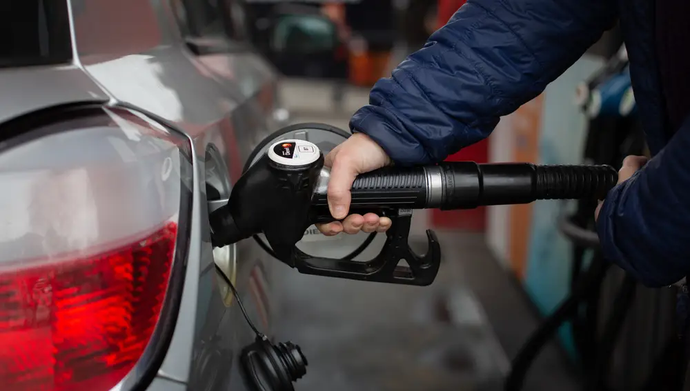 Un hombre reposta gasolina en una gasolinera de Barcelona, a 11 de marzo de 2022.