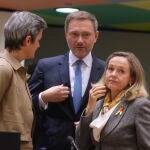 La vicepresidenta de la Comisión Europea, Margrethe Vestager, junto al ministro alemán de Finanzas, Christian Lindner, y la vicepresidenta Nadia Calviño