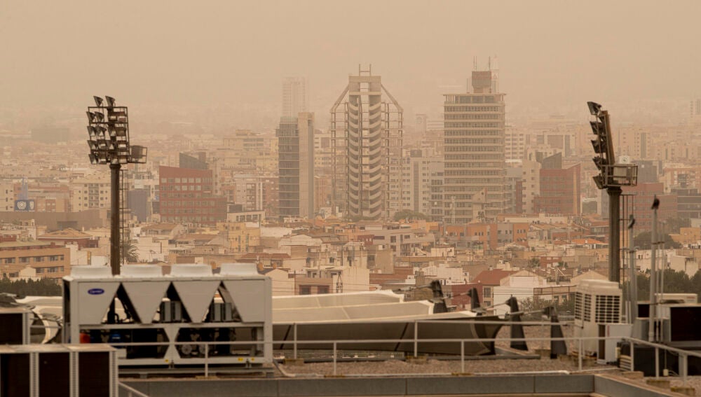 Vista de la ciudad de Murcia cubierta con una neblina de color rojo por el alto número de partículas y polvo en suspensión este martes. La llegada de una lengua de polvo en suspensión procedente del desierto del Sáhara, impulsada por los vientos de la borrasca Celia, ha elevado a la categoría de "extremadamente desfavorable" la calidad del aire en amplias zonas del país, por los altos niveles de concentración de partículas PM10, afectando seriamente a la salud.