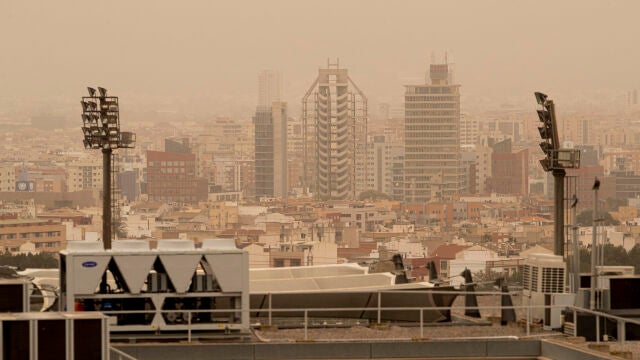 Vista de la ciudad de Murcia cubierta con una neblina de color rojo por el alto número de partículas y polvo en suspensión este martes. La llegada de una lengua de polvo en suspensión procedente del desierto del Sáhara, impulsada por los vientos de la borrasca Celia, ha elevado a la categoría de "extremadamente desfavorable" la calidad del aire en amplias zonas del país, por los altos niveles de concentración de partículas PM10, afectando seriamente a la salud.