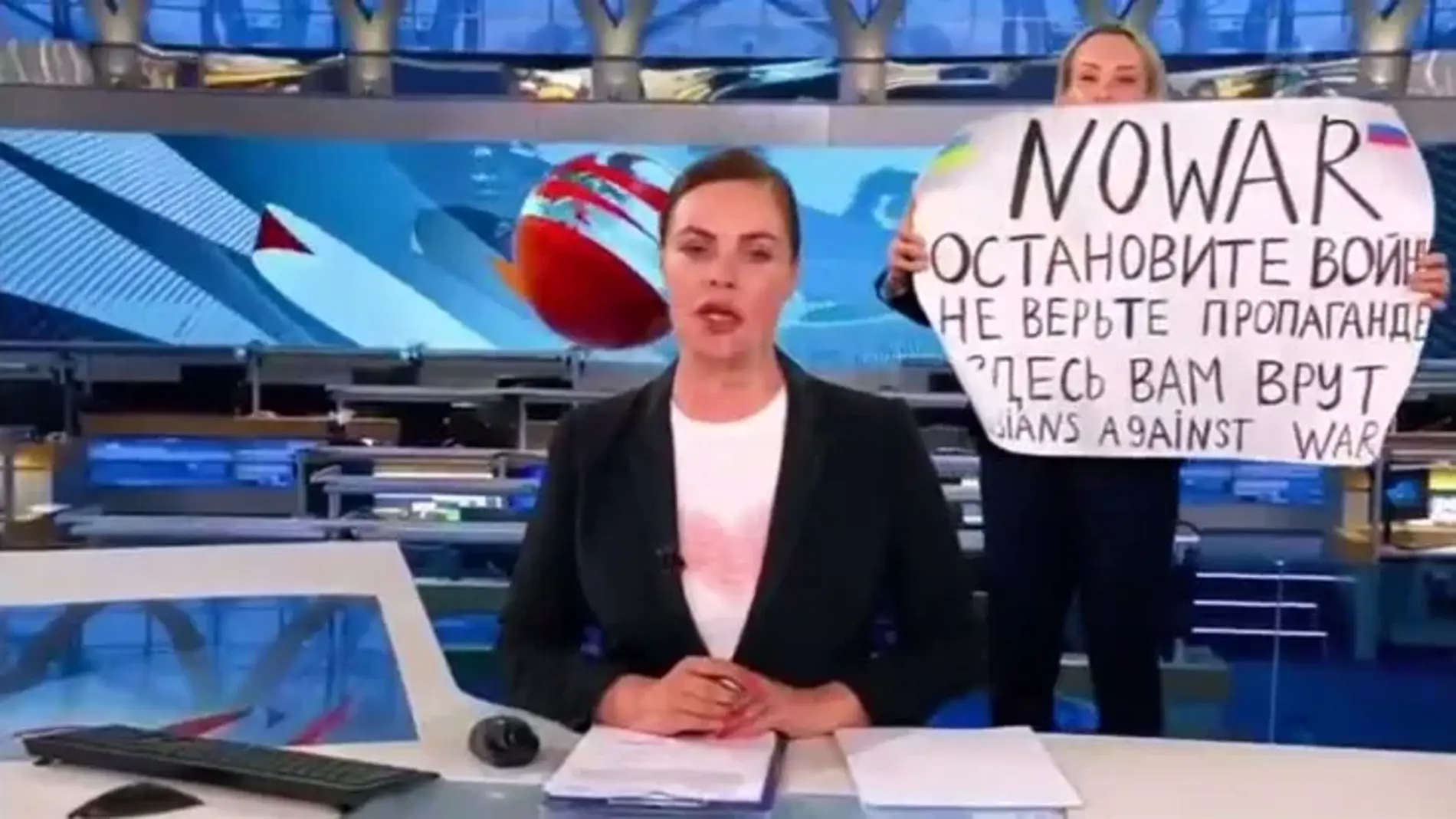 Marina Ovsyannikova irrumpe en directo en la televisión rusa para protestar contra Putin y la guerra