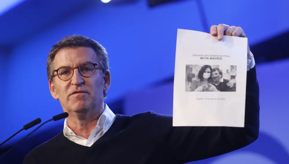 El candidato Alberto Feijo muestra la imagen del "tándem" ganador en Madrid: Ayuso-Almeida