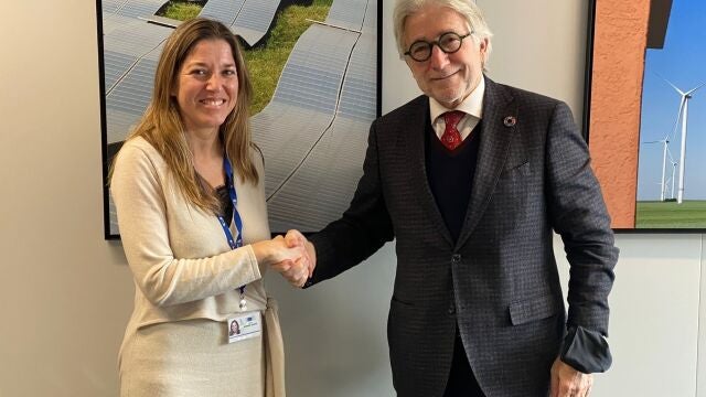 Una miembro del gabinete de la comisaria de Energía Kadri Simson y el presidente de Fomento del Trabajo, Josep Sánchez Llibre, en Bruselas hoy