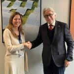 Una miembro del gabinete de la comisaria de Energía Kadri Simson y el presidente de Fomento del Trabajo, Josep Sánchez Llibre, en Bruselas hoy
