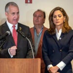 Los congresistas republicanos por Florida, Mario Díaz-Balart y María Elvira Salazar en la ruda de prensa en la que han criticado la "traición" del presidente Joe Biden a la lucha por la libertad en Venezuela por sus negociaciones con el presidente de ese país, Nicolás Maduro. EFE/ Álvaro Blanco