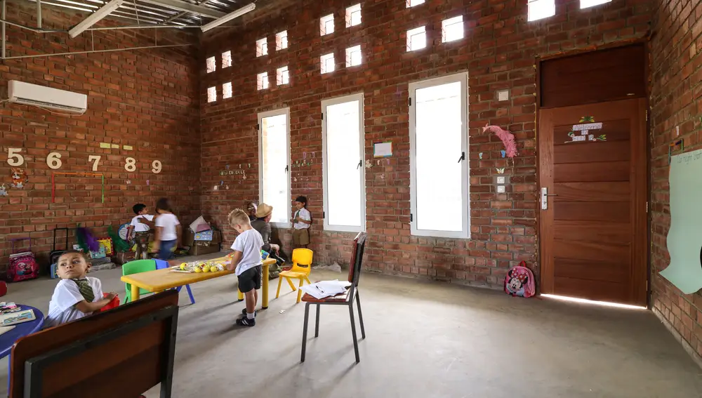 Vista parcial del interior del colegio Benga Riverside de Benin, uno de los proyectos con los que Kéré puso en valor los materiales tradicionales