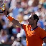 Nadal saluda al público de la central de Indian Wells después de su victoria ante Evans