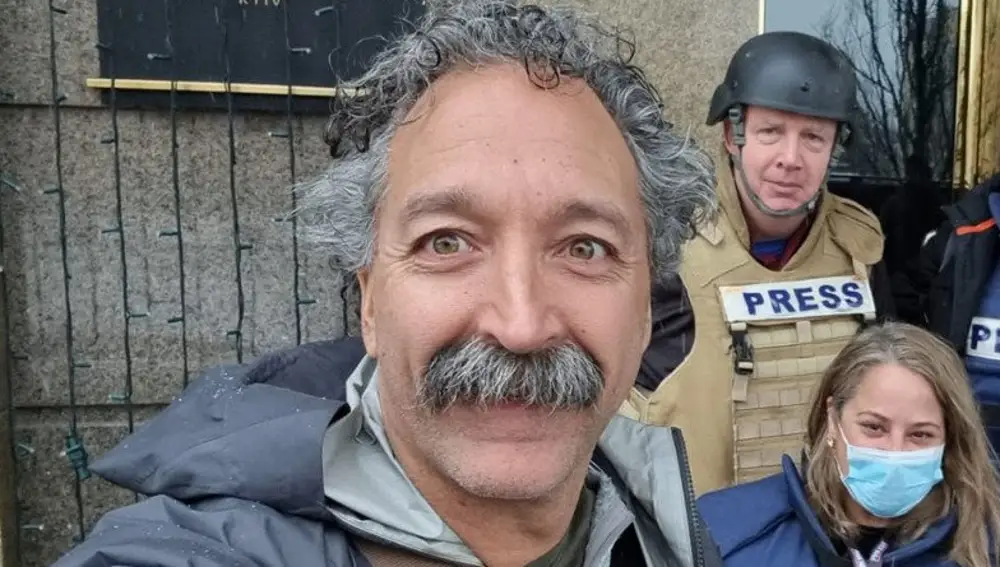 El cámara Pierre Zakrzewski con otros compañeros de la cadena FOX, falleció ayer tras un ataque contra su vehículo