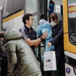 Una mujer refugiada y un niño son atendidos, a su llegada al Hospital Isabel Zendal, el pasado día 16