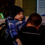 Un taxista sostiene en brazos a un niño ucraniano a su llegada a Madrid, a 16 de marzo de 2022, en Madrid (España). Mensajeros de la Paz se encarga de dar alojamiento en casa de acogida y hoteles a cerca de 100 refugiados que llegan esta tarde a la capital a bordo de 30 de los 34 taxis que viajan con ayuda humanitaria para Ucrania y regresaron con refugiados. En concreto, llegan de Ucrania hasta 130 refugiados en estos taxis, la mayoría mujeres y niños, si bien unos 40 se alojarán con familiares. 16 MARZO 2022;MADRID;LLEGADA UCRANIANOS;MENSAJEROS DE LA PAZ;ALOJAMIENTO;REFUGIADOS Ricardo Rubio / Europa Press 16/03/2022