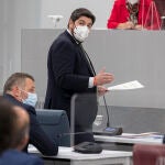 El presidente de la Comunidad de Murcia, Fernando López Miras, interviene durante el pleno de la Asamblea Regional de control al Gobierno, este miércoles en Cartagena. EFE/ Marcial Guillén