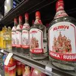 El vodka puede ayudar a diluir la mancha blanca provocada por la lejía