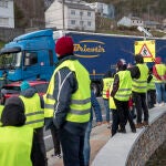 Transportistas cortan el paso a camiones no prioritarios, ayer en Lugo