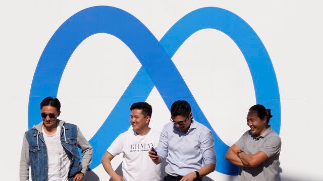 Fotografía visitantes tomándose una foto con el logo de "META" en Menlo Park, California, (EE. UU).