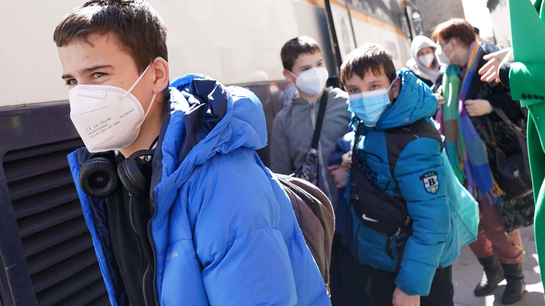 Un grupo de tres niños refugiados ucranianos a su llegada a Santiago de Compostela (Galicia)