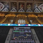 Pantallas muestran información bursátil poco después de la apertura de la sesión este jueves en la Bolsa de Madrid