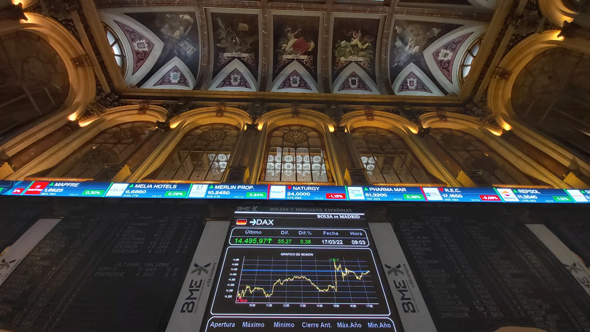 Pantallas muestran información bursátil poco después de la apertura de la sesión este jueves en la Bolsa de Madrid