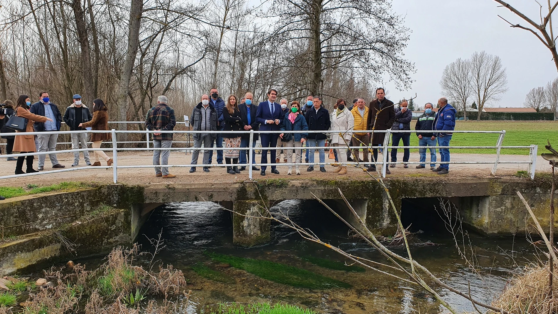 Suárez-Quiñones visita las obras llevadas a cabo en las márgenes de la presa del Bernesga