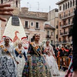 Varias falleras delante del ave fénix que forma el manto de flores de la Virgen de los Desamparados, a 18 de marzo de 2022, en Valencia, Comunidad Valenciana (España).