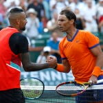Nick Kyrgios y Rafa Nadal se saludan al final de su partido en Indian Wells.