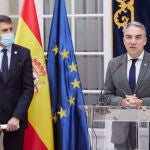El consejero de la Presidencia, Elías Bendodo, junto al delegado del Gobierno en Andalucía, Pedro Fernández