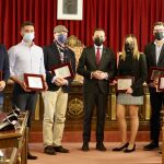 Foto de familia del presidente de la Diputación de Valladolid, Conrado Íscar, con los periodistas premiados