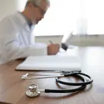 Médico mayor con fonendoscopio