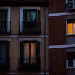 Edificio de viviendas con luces encendidas.