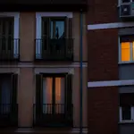 Edificio de viviendas con luces encendidas.