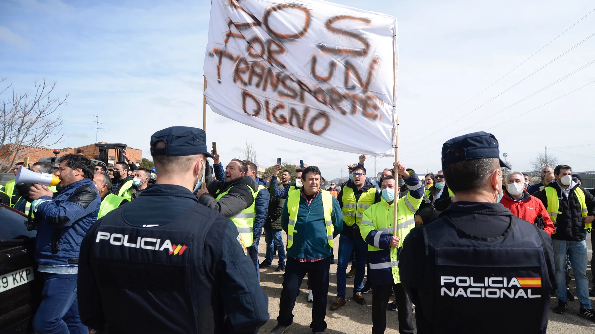 Un centenar de transportistas ha protestado este viernes