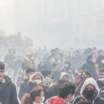 Varias personas durante la mascletá, en la Plaza del Ayuntamiento, a 18 de marzo de 2022