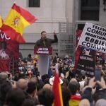 El líder de Vox, Santiago Abascal durante su intervención en la protesta contra la subida de los precios en la plaza de Cibeles de Madrid