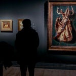 Visitantes contemplan la obras que forman parte de la exposición “Hiperreal. El arte del trampantojo”, en la sala de exposiciones temporales del Museo Nacional Thyssen-Bornemisza