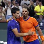 Carlos Alcaraz y Rafa Nadal después de su enfrentamiento en Indian Wells.