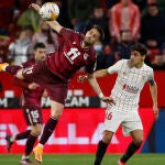 El jugador de la Real Sociedad Adnan Januzaj (i) trata de jugar un balón ante Jesús Navas, del Sevilla. EFE/Julio Muñoz