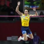 Armand Duplantis supera el listón fijado en 6,20 metros